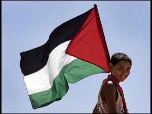 drapeau-de-la-palestine-porte-par-un-enfant-palestinien-1