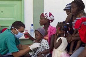 Des médecins Cubains aident à soigner des malades du choléra en Haiti