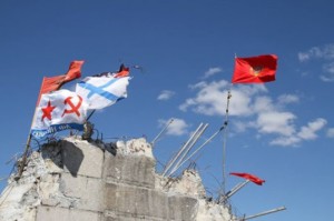 drapeaux communistes sur la hauteur de Saur Moglia au dessus de Donetsk