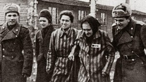 Des soldats soviétiques libérant les détenus du camp d'Auschwitz - Janvier 1945