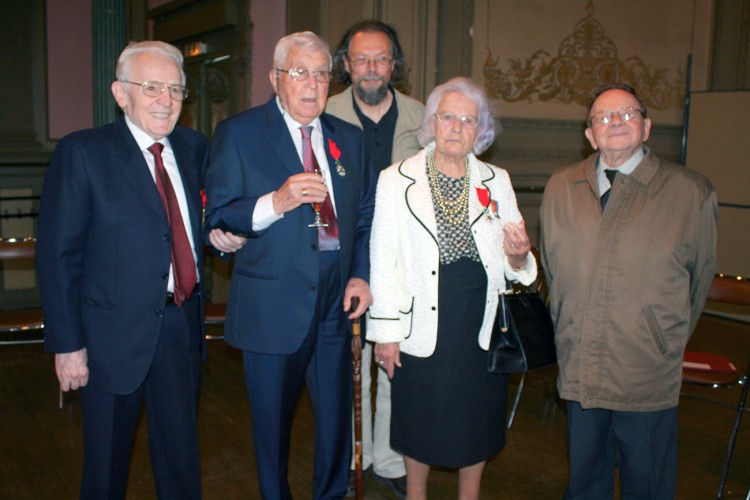 Léon Landini, Georges Hage, Georges Gastaud, Jeanne Dubois-Colette (FTP du Nord, décorée à titre militaire), Henri Alleg, lors de la cérémonie de remise de la Légion d'honneur à Geo Hage à Douai.