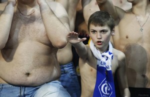 Un jeune fan du Dynamo lors d'un match à Kiev en mars 2012 un jeune supporter fait le salut nazi