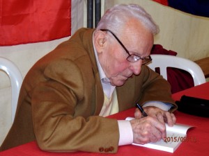 Léon Landini, président du PRCF dédiçant son dernier livre