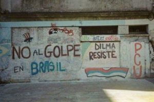 "non au coup d'état au Brésil"; grafiti sur un mur en Uruguay par les communiste