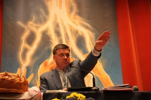 Oleh Tyahnybok, leader du Parti national-socialiste ukrainien rebaptisé « Liberté » (Svoboda) le 4 juin 2004 (parti membre du Front National Européen), est à la tête des violents événements qui visent à déstabiliser l’Ukraine. 