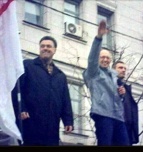 Ukraine : Le "premier ministre" Arseni Iatseniouk en train de faire le salut nazi a droite Vitali Klitschko chef du parti national-libéral Oudar et à gauche Oleg Tiagnybok, leader du parti national-fasciste Svoboda
