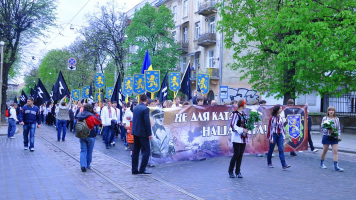 Ukraine : Les « démocrates » soutenus par l’UE, les USA et l’OTAN célèbrent les SS de la division Galicie – No Pasaran !