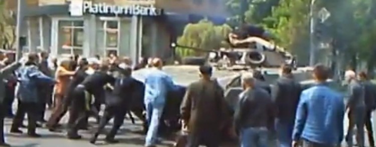 Marioupol citoyens arretent un tank