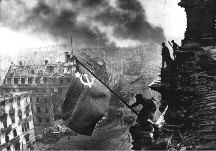 8 mai 1945: la libération de l’Europe du nazisme a été gagnée sur le front de l’Est par l’Union Soviétique. Entretiens avec l’historienne Annie Lacroix-Riz.