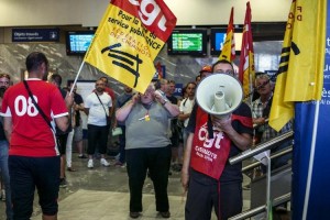 652747-des-agents-de-la-sncf-en-greve-manifestent-a-la-gare-de-lyon-perrache-le-12-juin-2014