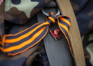 Ruban de St Georges symbole de la lutte contre le nazisme et badge communiste sur un uniforme des combattants du bataillon vostok