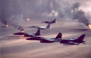Chasseurs américains au dessus de puits de pétrole en feu. 1ere guerre d'Irak 1991 - source wikipédia