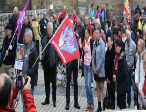 Le drapeau de la FSM (fédération syndicale mondiale) flotte sur le rassemblement d'Issoire