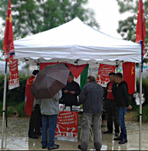 Préparation du stand du PRCF à Grenoble  a largement distribué ses tracts dans une manifestation déterminée malgré le trombes d'eau