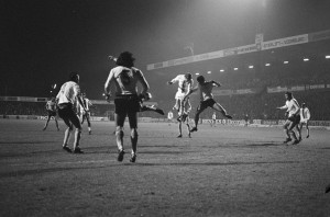 "ADO Den Haag - RC Lens (2)" di Nationaal Archief, Den Haag, Rijksfotoarchief: Fotocollectie Algemeen Nederlands Fotopersbureau (ANEFO), 1945-1989 - negatiefstroken zwart/wit, nummer toegang 2.24.01.05, bestanddeelnummer 928-2202 - Mieremet, R. - Nationaal Archief Fotocollectie Anefo. Con licenza CC BY-SA 3.0 nl tramite Wikimedia Commons - http://commons.wikimedia.org/wiki/File:ADO_Den_Haag_-_RC_Lens_(2).jpg#/media/File:ADO_Den_Haag_-_RC_Lens_(2).jpg