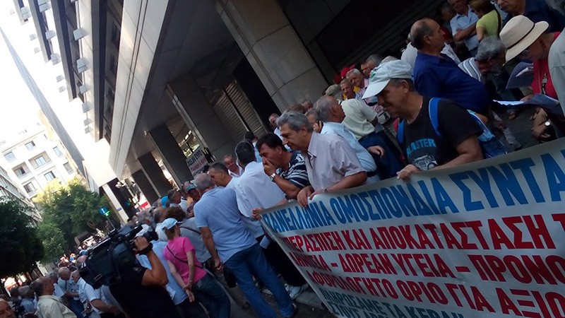 10 juillet 2015 : le PAME appelle à des manifestations massives en Grèce contre le nouveau mémorandum UE-Tsipras [8 000 manifestants à Athènes]