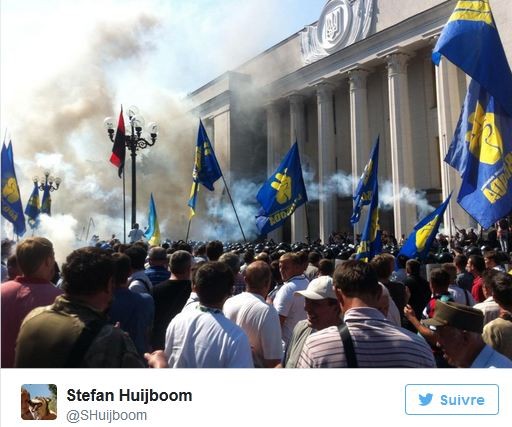 #Ukraine : Une grenade explose devant le parlement de Kiev causant 3 mort et plus d’une centaine de blessés lors de la discussion d’une loi de décentralisation.