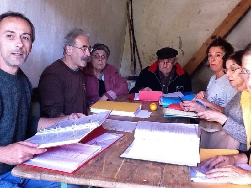 Raymond Ferrer en réunion de bureau dans la chapelle d'Evol, avec les bénévoles de l'association, le 9-10- 2011