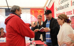 Etorix remet le dernier ouvrage de Léon Landini à Gerardo hernandez