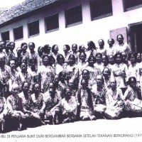 Militantes des Gerwani prisonnières dans un camp de concentration de la dictature Soeharto