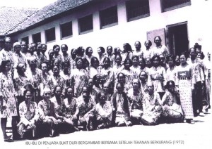 Militantes des Gerwani prisonnières dans un camp de concentration de la dictature Soeharto