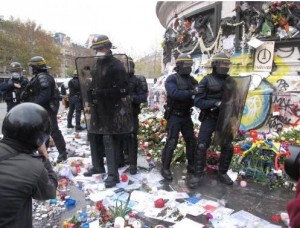 COP21 les CRS piétinent le memorial place de la république 2