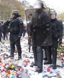 COP21 les CRS piétinent le memorial place de la république 3