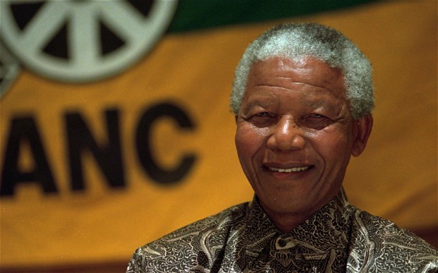 Décembre 96 : N. Mandela, chef de file de l’ANC promulgue la 1ère Constitution démocratique de l’Afrique du Sud