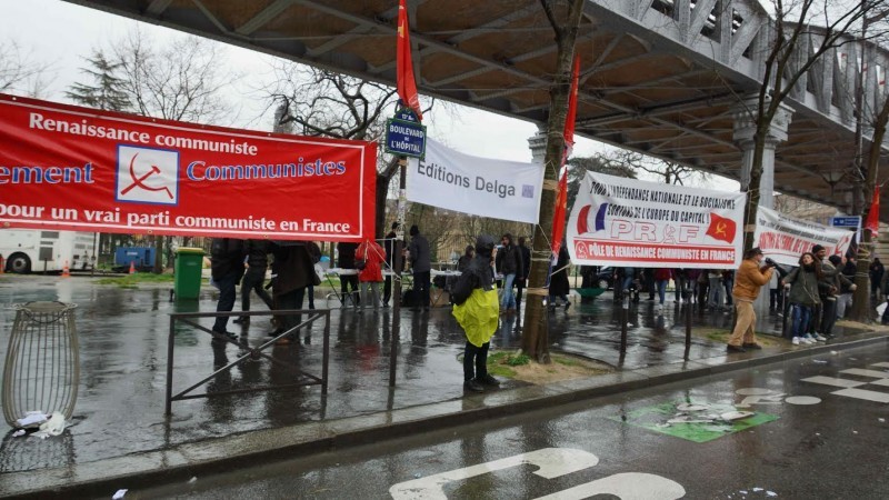 Les militants du PRCF commencent à s'installer avant la manifestation