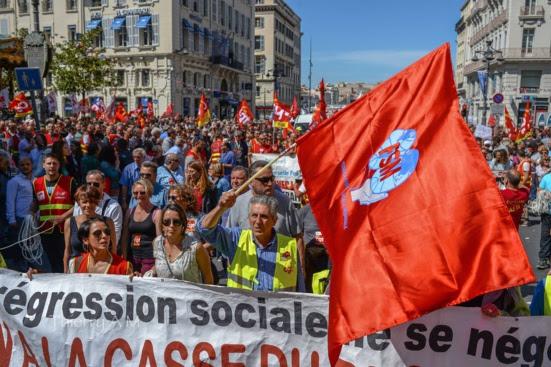 La fédération syndicale mondiale (FSM) soutient la grève générale du 5 décembre en France. La CES soutient le recul de l’age de la retraite !