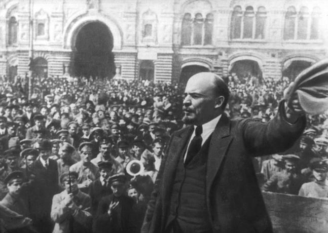 7 novembre : Commémoration symbolique devant la maison de Lénine à Paris ; le PCF condamne la révolution #Revolution100ans