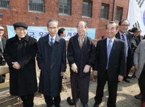 Rev. Park Hyeong-gyu, who passed away on Aug. 18, participates in a commemorative event at Seodaemun Prison Park in Seoul, to mark the 39th anniversary of the Apr. 3, 1974 arrest by the Yushin regime of members of the Democracy Youth and Student League, Apr. 3, 2013. (by Kang Chang-kwang, staff photographer)