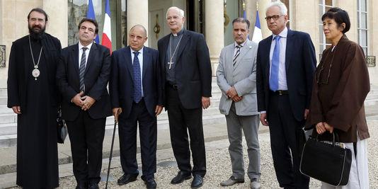 Joseph,
          métropolite de l'Eglise orthodoxe de France, Joël Mergui,
          président du Consistoire central israélite de France, Dalil
          Boubakeur, recteur de la Grande Mosquée de Paris, Stanislas
          Lalanne, représentant de la conférence des évêques de France,
          le pasteur Georges Michel, secrétaire général de la Fédération
          des protestants de France et Vo Minh Tri, vice-présidente des
          bouddhistes de France, le 21 juillet 2014 à l'Elysée. 