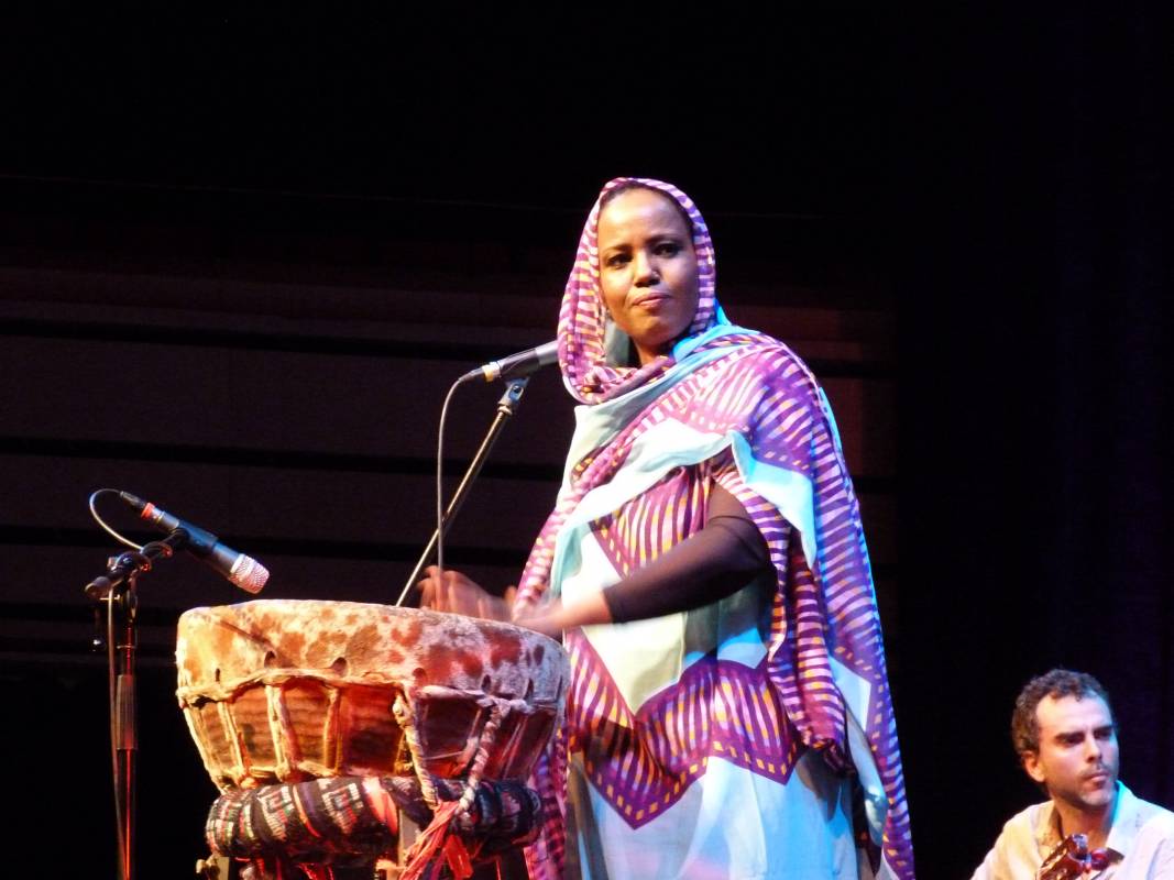 Aziza Brahim : la chanteuse voix du Sahara Occidental.