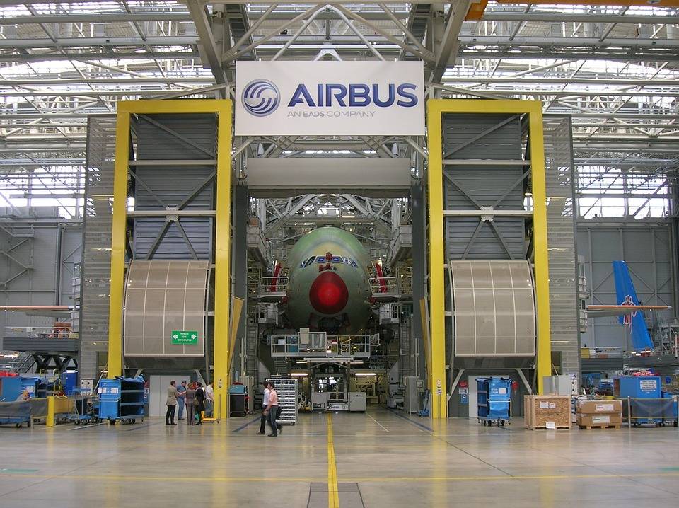 Airbus supprime des emplois pour faire monter les profits et les bonus de ses patrons.
