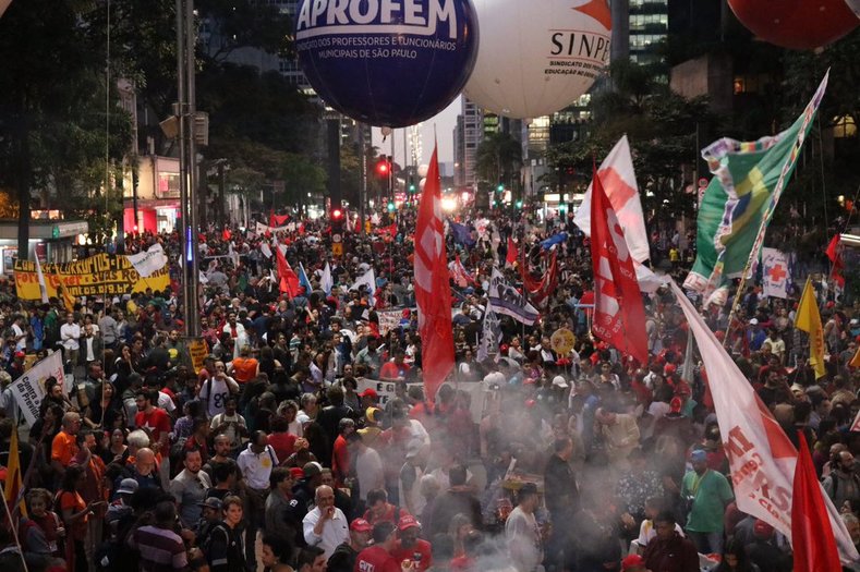 Les Brésiliennes protestent contre des coupes dans les politiques en faveur des femmes