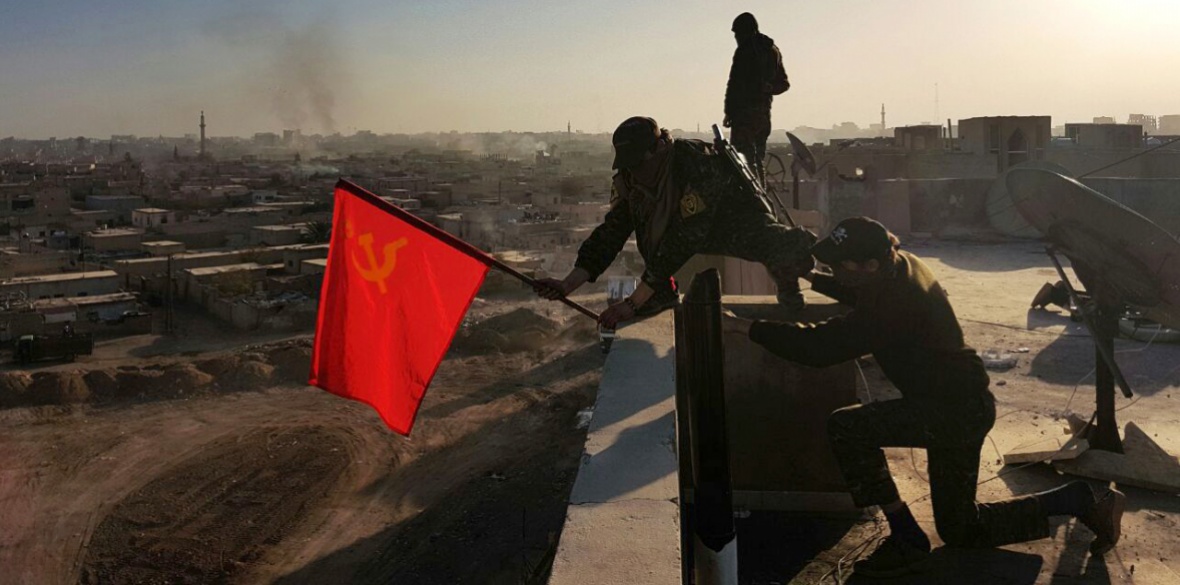 Libérée de Daech, le drapeau rouge flotte sur Raqqa !