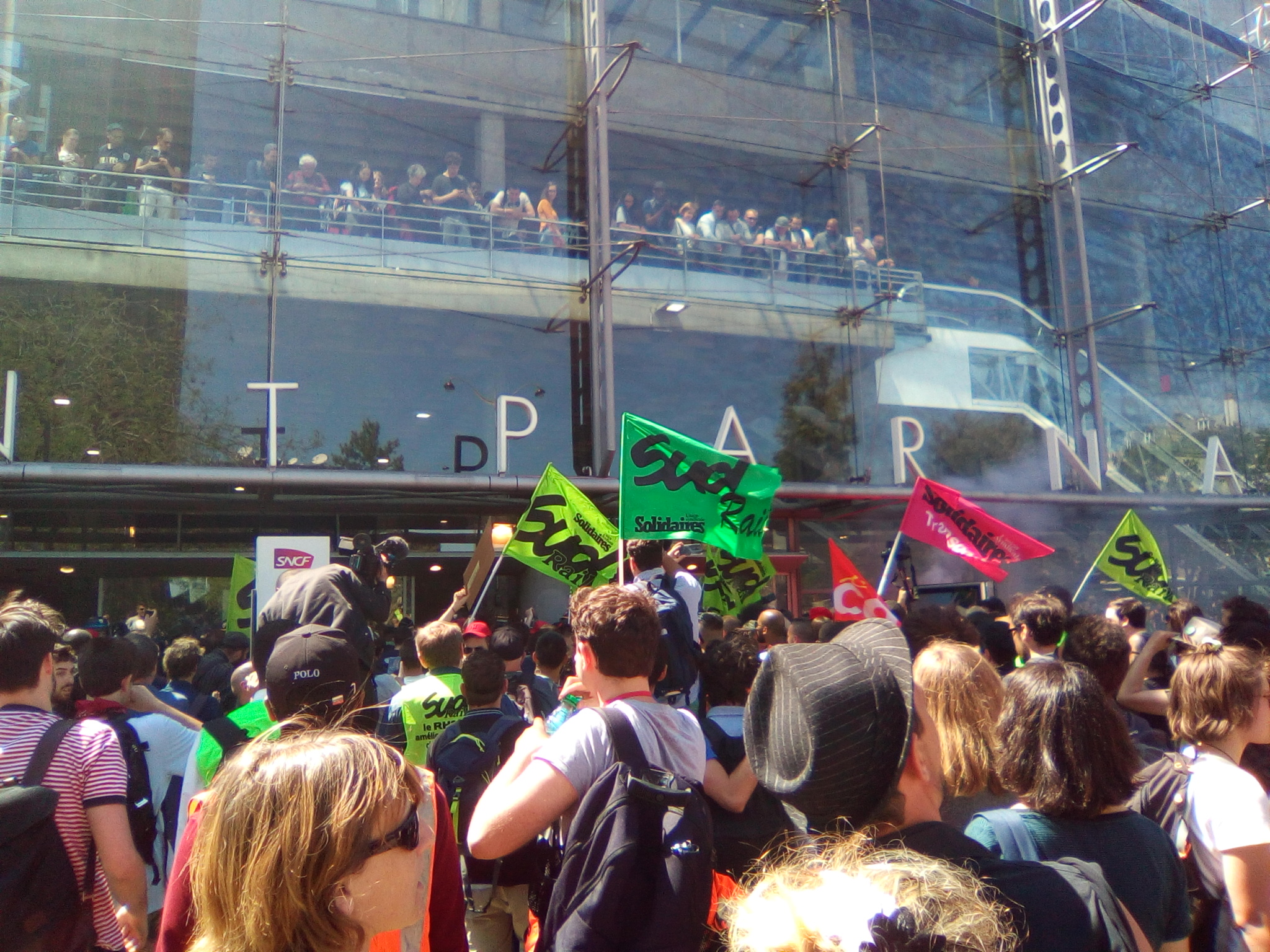 Le PRCF aux côtés des cheminots en grève, réprimés à coups de matraque à Montparnasse