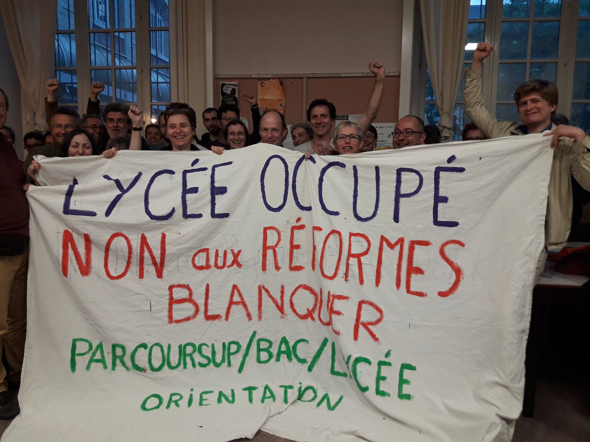 Pour défendre le BAC et l’accès à l’Université, le lycée Voltaire occupé à Paris par des professeurs, élèves et parents d’élèves