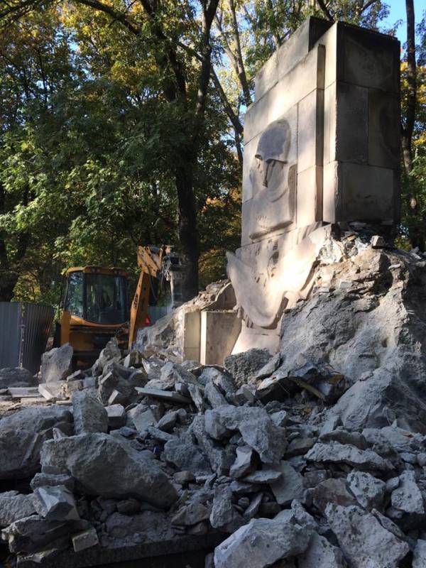 En Pologne, les monuments aux soldats morts pour libérer l’Europe du nazisme détruits !