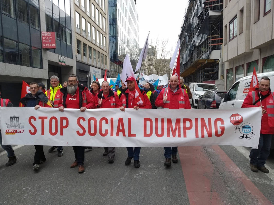 Les travailleurs des transports manifestent contre les directives européennes à Bruxelles