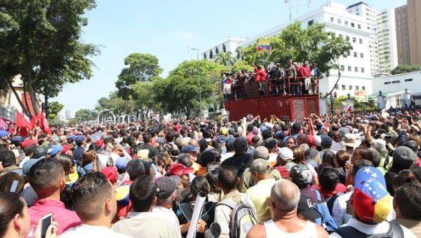 Le peuple mobilisé avec son armée pour stopper la tentative de coup d’État armée soutenue par les USA contre le #Venezuela