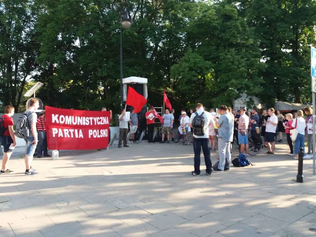 Poursuites anticommunistes en Pologne et en Ukraine, les parlementaires du KKE alertent.