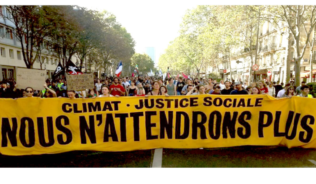 Plus de 100 000 manifestants pour les #MarcheClimat et #Acte45 violemment attaqués par le régime Macron !