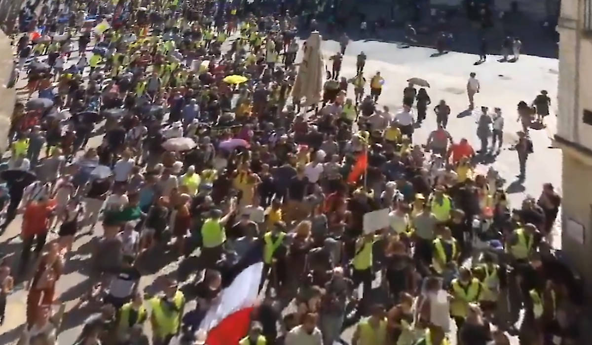 Rentrée sociale : des milliers de #GiletsJaunes pour l’#Acte43, des appels à la grève pour les jours à venir !
