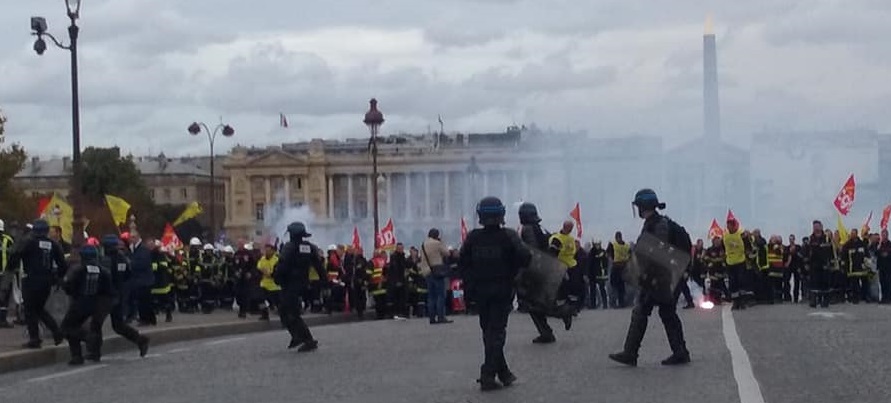 10 000 pompiers manifestent pour le service public de secours, le régime Macron les fait charger !