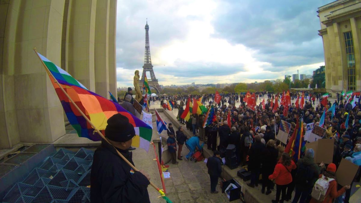 Paris manifeste pour soutenir #EvoMorales et condamner le #CoupdEtat en #Bolivie [ #Vidéos #Photos #FranciaConEvo ##EvoElMundoContigo]