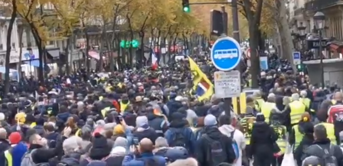 #Acte53 Mobilisés par dizaines de milliers, les gilets jaunes interdits de manifester à Paris