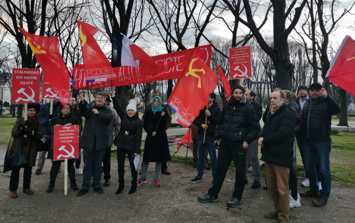 Eurofascisation et la répression anticommuniste : retour sur les prises de parole en solidarité avec le KPP devant l’ambassade de Pologne à Paris.