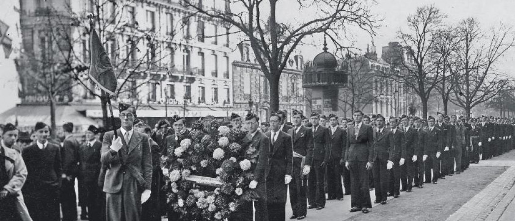 Un des premiers actes de résistance dans Paris occupé: le 11 novembre 1940, les lycéens et étudiants bravent l’interdit et manifestent pour commémorer la victoire de la France contre l’Allemagne en 1918. Parmi eux, beaucoup sont venus à l’appel de l’UEC. 